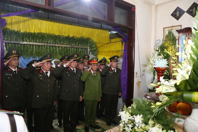 Lãnh đạo Công an tỉnh Thừa Thiên - Huế viếng đám tang đại úy Trần Duy Hùng. Ảnh: Trần Hồng