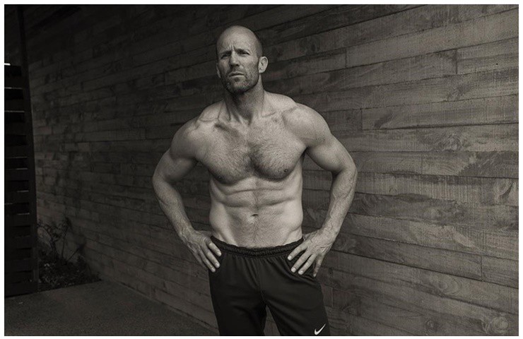 Jason Statham (56 tuổi) tập luyện thể hình đều đặn&nbsp;để duy trì được phong độ và vóc dáng theo thời gian.
