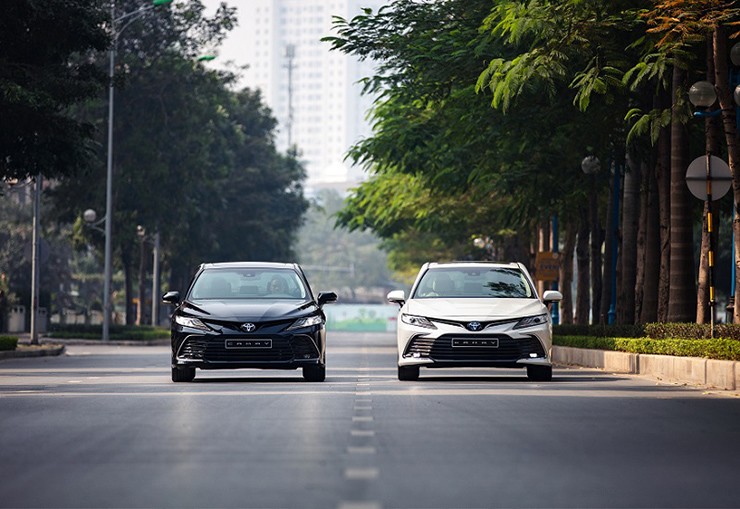 Giá xe Toyota Camry niêm yết và lăn bánh tháng 1/2024 - 1