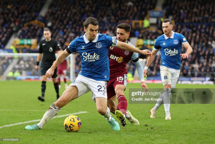 Everton (áo xanh) gây ra nhiều khó khăn cho Aston Villa