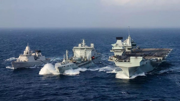 Tàu sân bay HMS Queen Elizabeth và tàu hậu cần