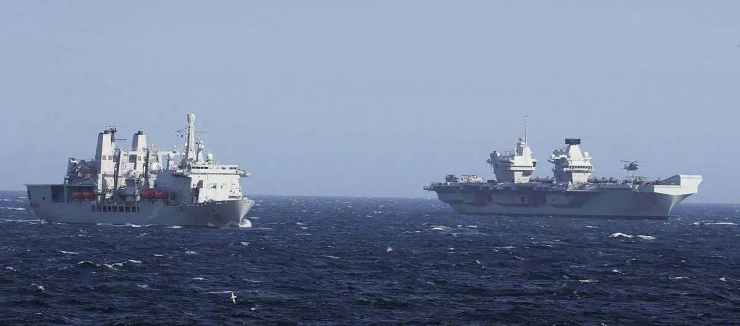 Tàu sân bay HMS Queen Elizabeth và tàu hậu cần