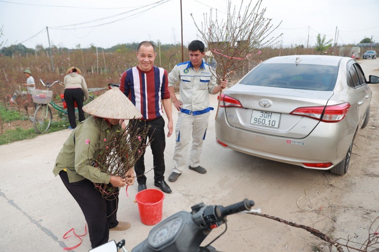 Tùy vào độ đẹp của mỗi cành được người nông dân bán với mức khác nhau, những loại đào truyền thống dáng tròn có giá 50.000 - 200.000 đồng, cành dáng huyền 150.000 - 1.000.000 đồng.