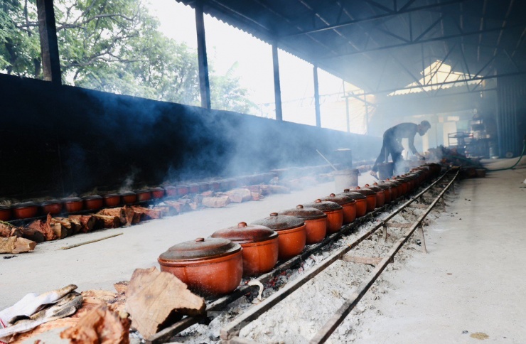 Làng Vũ Đại rực lửa vụ Tết, đeo kính bơi kho cá thâu đêm - 1