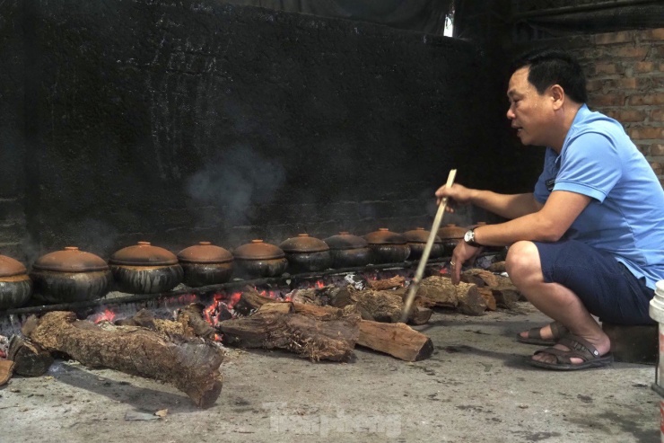 “Trung bình mỗi tháng ngày thường gia đình tôi chỉ kho khoảng vài chục niêu, còn vào dịp lễ Tết thì kho hàng trăm niêu mỗi ngày. Nhà tôi làm lâu năm nên có một lượng khách quen khá lớn, nên vào dịp cận Tết, đơn hàng đặt tăng cao, các thành viên trong gia đình thay nhau kho cá thâu đêm mới đáp ứng kịp những đơn hàng đã đặt", anh Toản - chủ một cơ sở kho cá ở Lý Nhân, Hà Nam - chia sẻ.