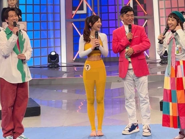 Hạ Mễ Nhã thường xuyên diện các thiết kế tương tự khi tham dự gameshow.
