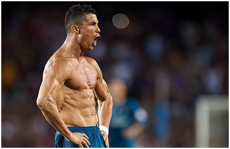 Nhiều đồng đội tỏ ra ganh tỵ khi Ronaldo sở hữu body cường tráng như vậy.