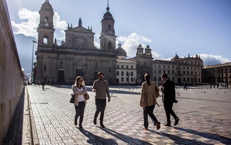 Bogotá, Colombia: Bogotá đang trở thành một điểm đến hút khách.&nbsp;Đến đây và đi lang thang tại La Candelaria, nhâm nhi cà phê Colombia thì thật tuyệt vời. Ngoài giá phòng mềm hơn thì khi bạn ở Colombia, chi phí hằng ngày cũng sẽ cực kỳ phù hợp với những người chưa có túi tiền rủng rỉnh.
