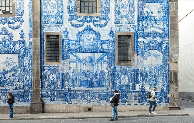 Porto, Bồ Đào Nha: Nền kinh tế khởi sắc đã giúp tạo ra sự bùng nổ du lịch khổng lồ khiến Porto mộng mơ, thành phố lãng mạn cũng chinh phục được rất nhiều du khách. Hãy đến vào tháng 1 khi giá khách sạn rẻ hơn 36% so với tháng đắt nhất trong năm và giá vé máy bay cùng mềm hơn rất nhiều.&nbsp;
