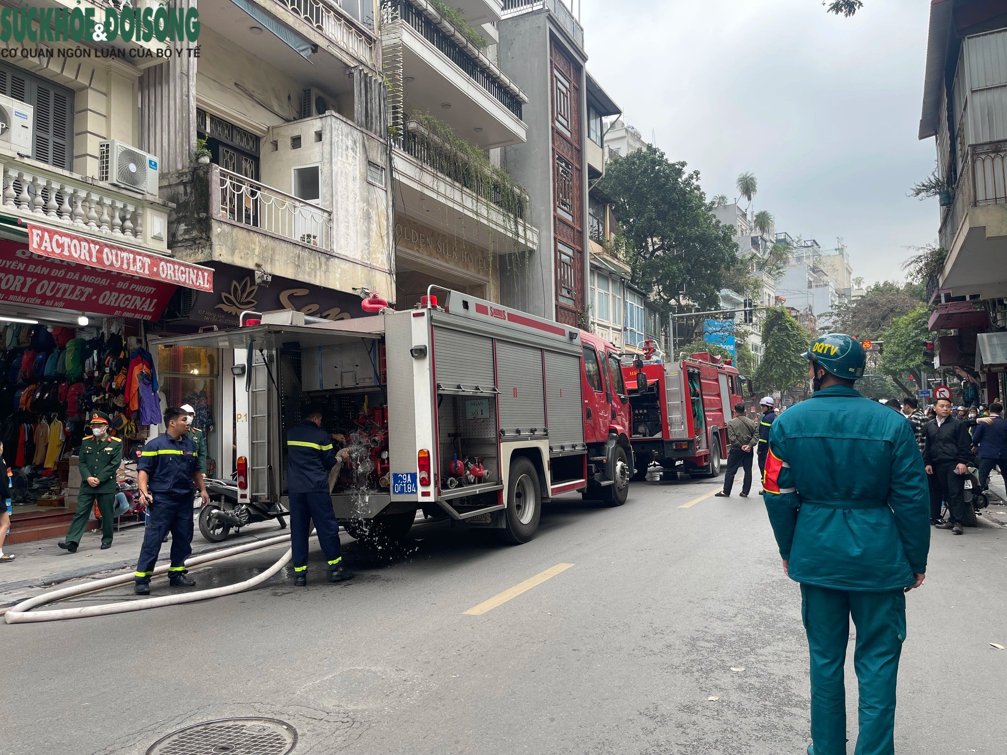 Lực lượng cứu hỏa cùng các phương tiện chuyên dụng đã có mặt tại hiện trường.