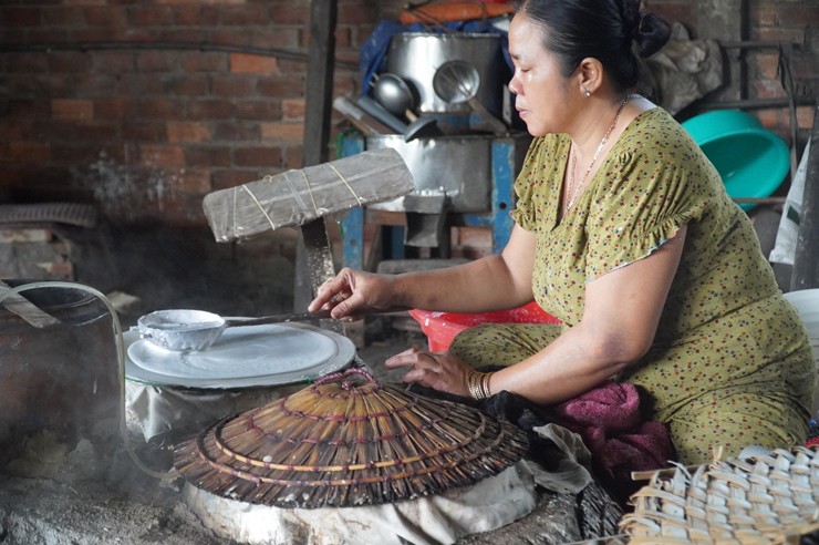 Theo những người làm bánh, tráng bánh nhìn vậy nhưng không đơn giản chút nào.