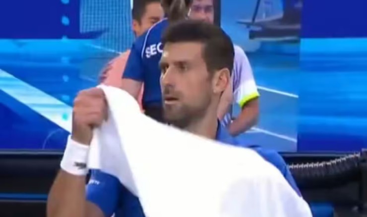 Djokovic mắng khán giả "im mồm" ở loạt tie-break, set 2