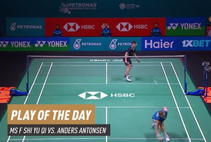 Antonsen (áo xanh) quay lưng nhưng vẫn đưa cầu sang cực kỳ hiểm hóc