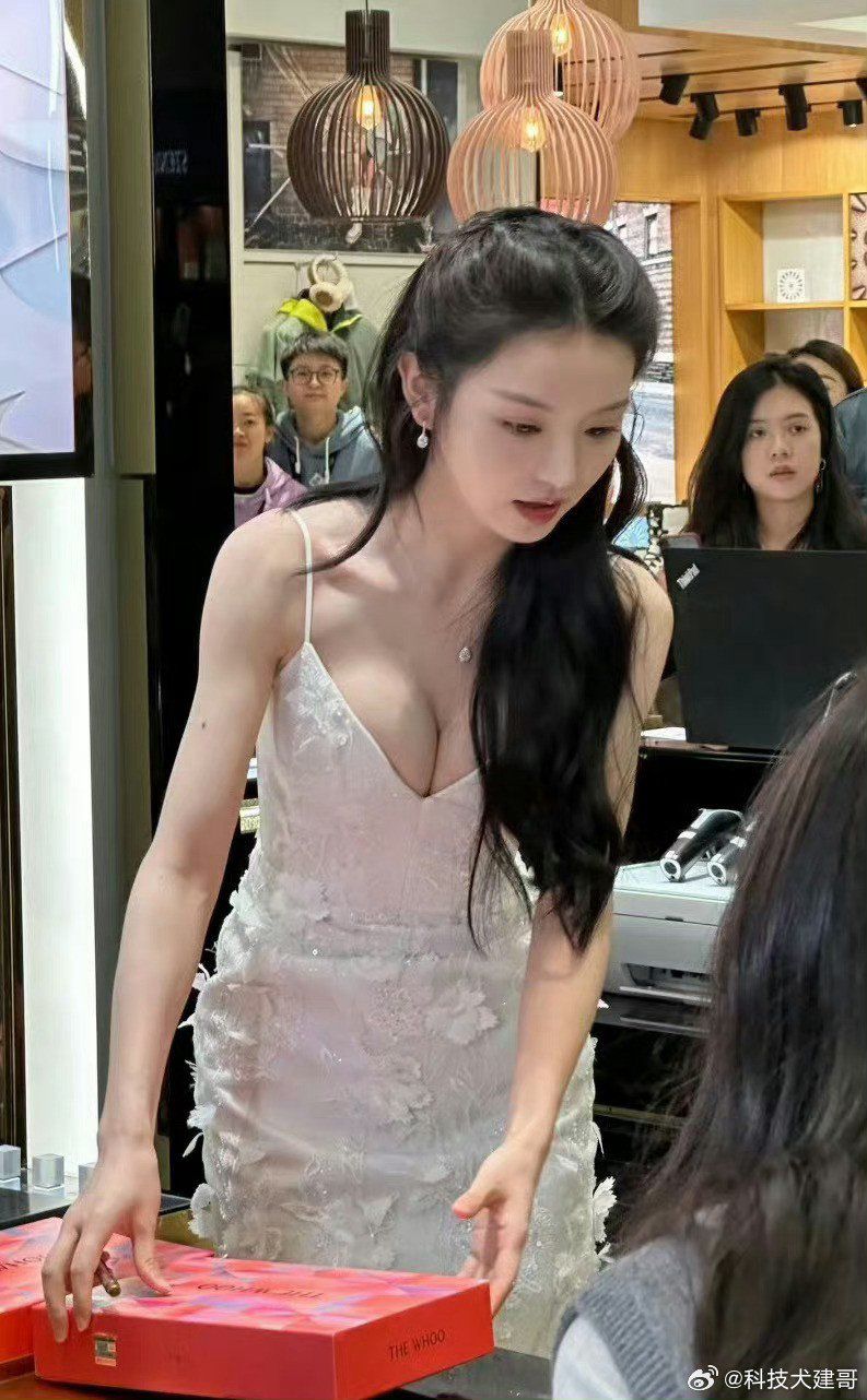 Điền Hi Vi từng lọt top hot search tại xứ tỷ dân với loạt ảnh diện đầm hai dây xuất hiện tại một trung tâm thương mại.&nbsp;&nbsp;