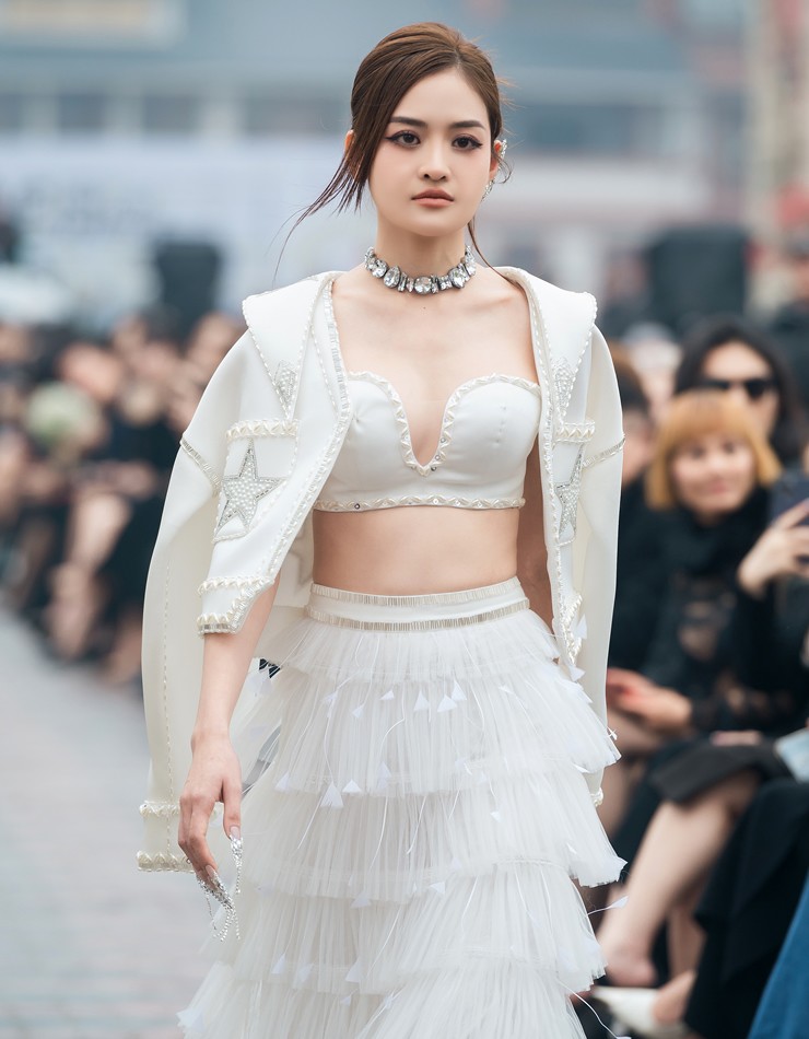 Thùy Anh nổi bật về cả thần thái lẫn khả năng catwalk trong show diễn.&nbsp;