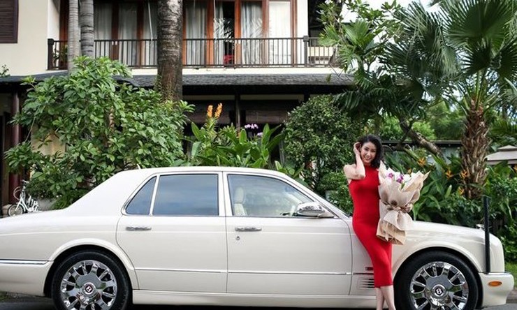 Ngoài ra, hoa hậu Hà Kiều Anh di chuyển bằng xe siêu sang Bentley có giá khoảng 20 tỷ đồng.
