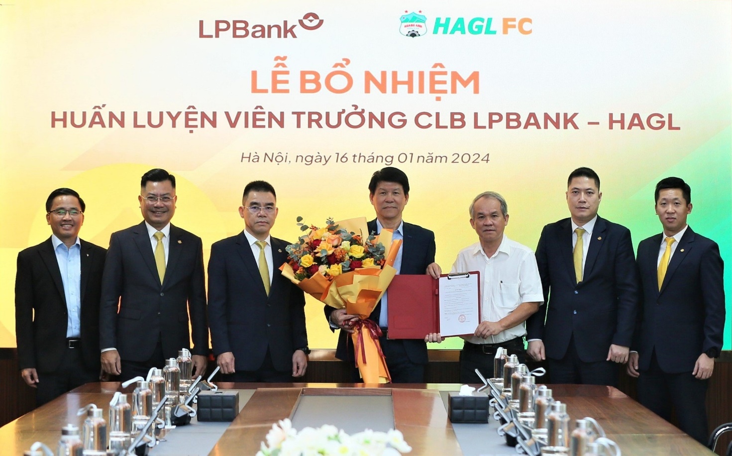 Ông Vũ Tiến Thành chính thức được trao bổ nhiệm làm Huấn luyện viên trưởng CLB Bóng đá LPBank HAGL