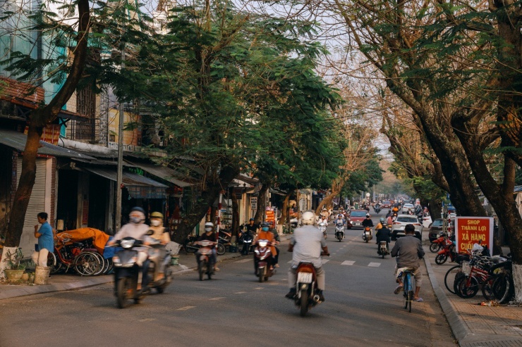 Trên đường, dòng người ngược xuôi dịp cuối năm.