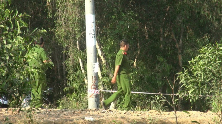 Công an phong tỏa hiện trường, điều tra vụ việc. Ảnh: NT