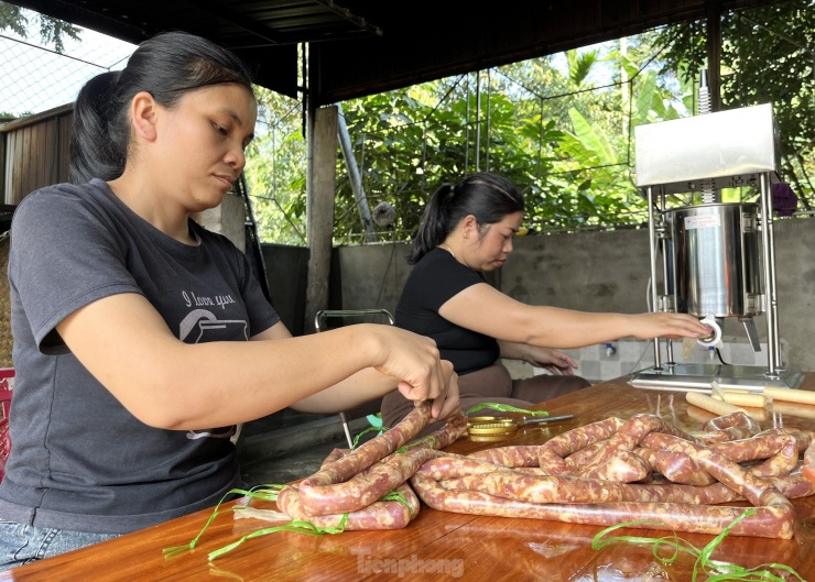 Chị Trương Thị Bảo (38 tuổi, chủ một cơ sở sản xuất đặc sản bò giàng, heo gác bếp) cho biết, dịp này, mỗi ngày cơ sở của chị sử dụng 400kg thịt để chế biến, tăng gần 3 lần so với ngày thường do nhu cầu dịp tết tăng cao.