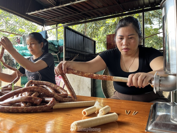 Trước đây cơ sở của chị Bảo thường làm thủ công, dùng tay nhồi thịt, mỗi ngày làm được 20-30 kg lạp xưởng tươi. 7 năm nay gia đình sắm máy nhồi thịt nên năng suất tăng lên rất nhiều lần.