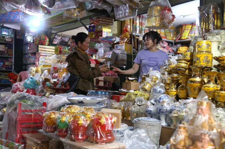 Theo các tiểu thương, nguyên nhân ế ẩm không chỉ do kinh tế khó khăn, người dân thắt chặt chi tiêu, mà họ đang phải cạnh tranh với những người bán hàng online.