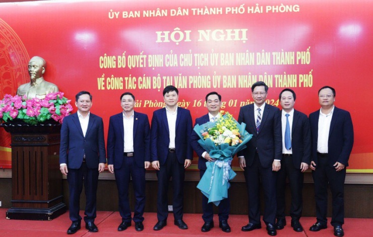 Lãnh đạo TP Hải Phòng trao quyết định và chúc mừng ông Trần Huy Kiên, tân chánh văn phòng UBND TP Hải Phòng.