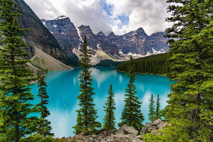 Banff, Canada: Công viên quốc gia lâu đời nhất Canada là nơi có cảnh quan thiên nhiên cực đẹp. Các hồ băng nguyên sơ của công viên này nổi tiếng với làn nước trong xanh. Bên trong công viên, bạn cũng sẽ tìm thấy những suối nước nóng êm dịu, con đường đi bộ ngoạn mục và nhiều khách sạn sang trọng đẳng cấp thế giới.
