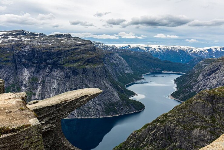 Trolltunga, Na Uy: “Lưỡi của quỷ” ngoạn mục này, đúng như tên gọi của nó, là một khối đá mang tính biểu tượng và là một trong những điểm tham quan được chụp ảnh nhiều nhất ở Na Uy.&nbsp;
