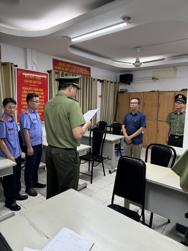 Công an đọc lệnh bắt ông Nguyễn Quang Thông