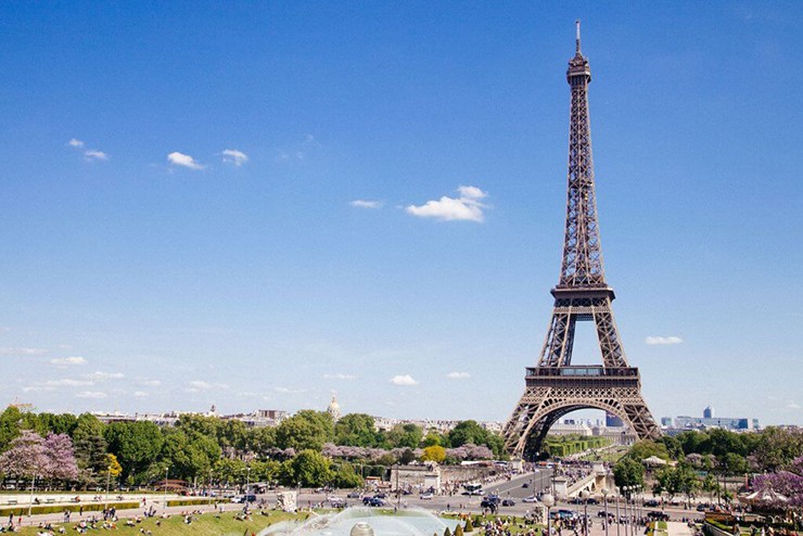 Paris, Pháp: Được tôn thờ là “Thành phố tình yêu”&nbsp;và “kinh đô ánh sáng”,&nbsp;không thể bàn cãi về vẻ đẹp lộng lẫy của Paris. Thủ đô của Pháp nổi tiếng với những đại lộ rộng lớn, kiến trúc như truyện cổ tích và nhiều công viên thanh bình, ngay cả đồ ăn ở Paris cũng đẹp mắt.
