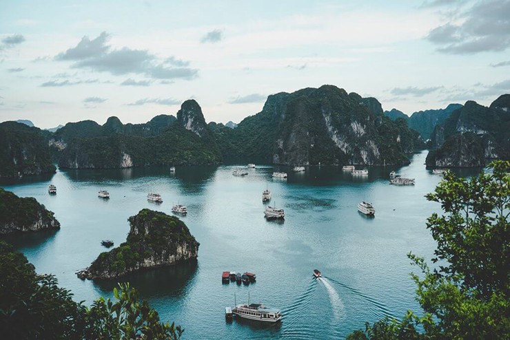 Vịnh Hạ Long, Việt Nam: Tại Di sản Thế giới được UNESCO công nhận này, hàng ngàn hòn đảo đá vôi cao chót vót có ngọn cây nhô ra khỏi làn nước xanh ngọc lục bảo dường như kéo dài mãi mãi. Cách tốt nhất để trải nghiệm kỳ quan thiên nhiên xinh đẹp này là lên một chuyến du thuyền qua đêm trên vịnh, nơi bạn có thể đến gần và tiếp xúc trực tiếp với các hòn đảo nhỏ tại địa điểm kỳ diệu này.
