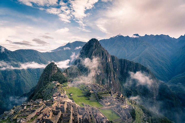 Machu Pichu, Peru: Thành cổ Inca này nằm trên dãy núi Andes của Peru, bị bao phủ bởi sương mù. Những tàn tích bằng đá, cây xanh tươi tốt và khung cảnh núi non khiến Macchu Pichu trở thành một địa điểm mà bạn không thể bỏ qua.
