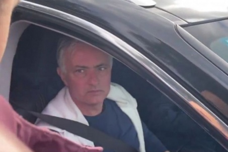 Mourinho mắt đỏ hoe trong ngày rời Roma: Fan đến tiễn, chặn đường "hỏi tội" Dybala
