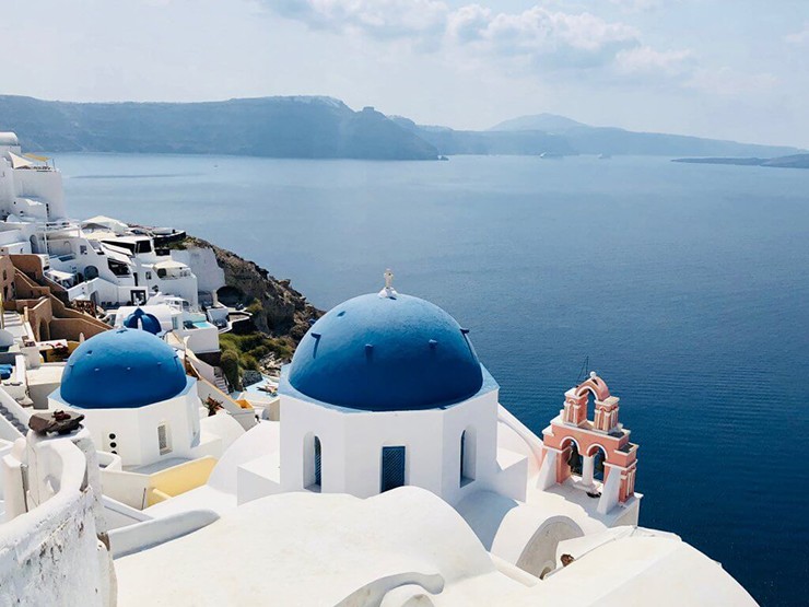 Oia, Santorini, Hy Lạp: Santorini có lẽ được biết đến nhiều nhất với những ngôi nhà quét vôi trắng mang tính biểu tượng và nhà thờ mái vòm màu xanh nằm rải rác trên những vách đá tuyệt đẹp của Oia.&nbsp;
