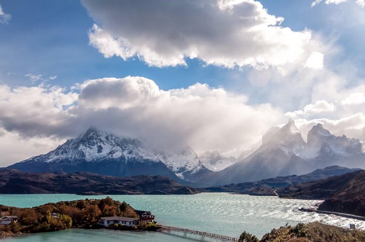 Vườn quốc gia Torres Del Paine, Chile: Torres Del Paine là giấc mơ của những người yêu thiên nhiên,&nbsp;nơi cho phép bạn trải nghiệm sự kỳ diệu và tráng lệ của không gian ngoài trời tuyệt vời. Với làn nước trong xanh, những dãy núi đá granit cao chót vót và vùng đồng bằng rộng lớn với ngựa guanacos và báo sư tử, Torres Del Paine thực sự là một điểm đến ấn tượng.
