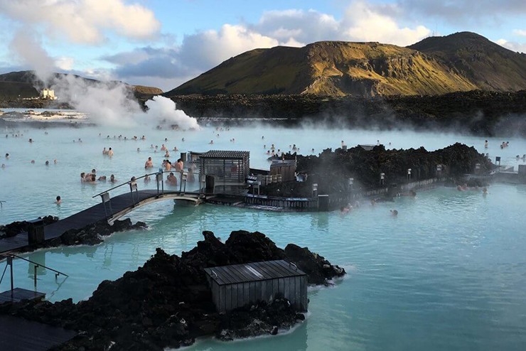 Đầm xanh, Iceland: Spa địa nhiệt này được cho là điểm thu hút nổi tiếng nhất ở Iceland, một đất nước tràn ngập cảnh quan thiên nhiên và các điểm tham quan hấp dẫn. Làn nước màu xanh sữa nổi tiếng với đặc tính chữa bệnh và vẻ ngoài huyền bí. Nước rất giàu khoáng chất được cho là tốt cho làn da của bạn.
