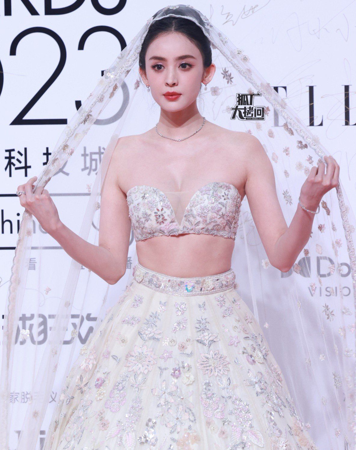 Trước đó, hashtag #Cổ Lực Na Trát hãy cưới tôi nhanh chóng trở thành từ khóa được tìm kiếm nhiều nhất trên Weibo khi Na Trát diện váy trắng như cô dâu xuất hiện trên thảm đỏ sự kiện Thịnh điển Elle.