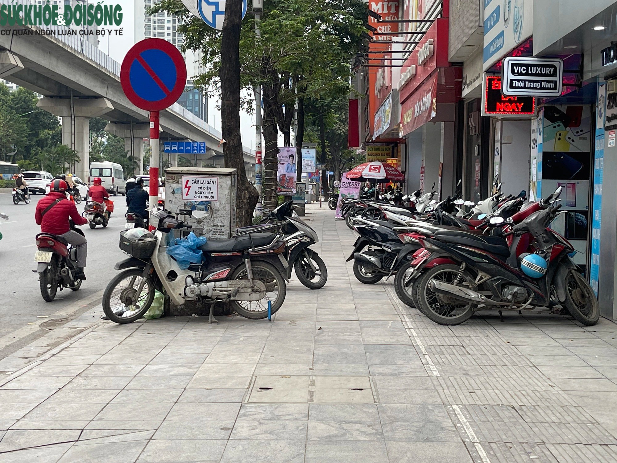 Tương tự, trên phố Nguyễn Trãi nhiều đoạn đường dành cho người khiếm thị bị chiếm dụng làm chỗ để xe máy, buôn bán vỉa hè.