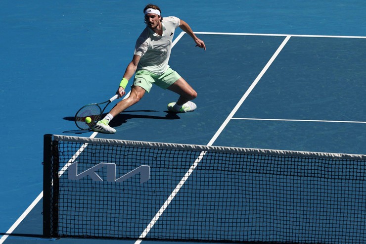 Tsitsipas bước tiếp vào vòng 2 Australia Open 2024