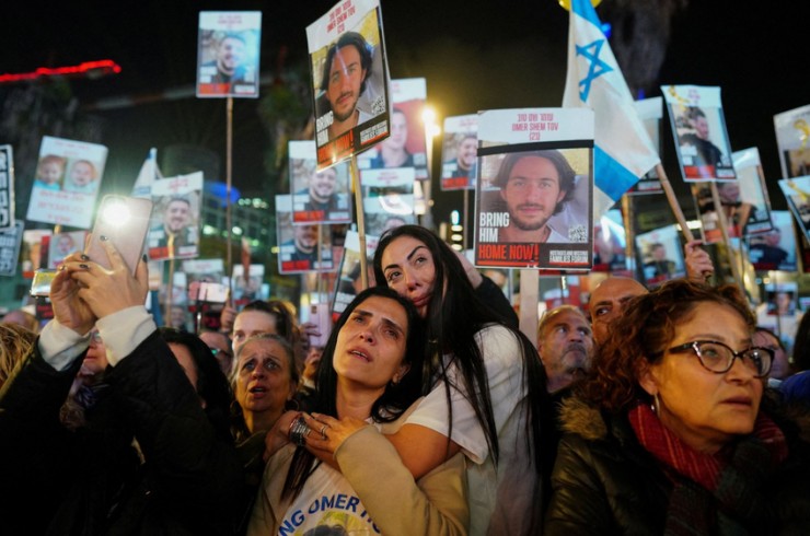 Những người biểu tình ở Tel Aviv (Israel) kêu gọi thả các con tin Israel bị giam giữ ở Gaza. Ảnh: ALEXANDRE MENEGHINI/REUTERS