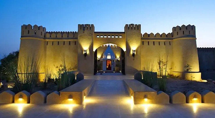 Mihir Garh, Ấn Độ: Được xây dựng trên cồn cát của sa mạc Thar, Mihir Garh bao gồm 9 căn hộ lớn rộng khoảng 160m2, mỗi căn hộ đều có hồ bơi, lò sưởi và nội thất trang trí riêng từ Jodhpur. Khách sạn này chắc chắn xứng đáng nằm trong danh sách những khách sạn kỳ lạ nhất thế giới.
