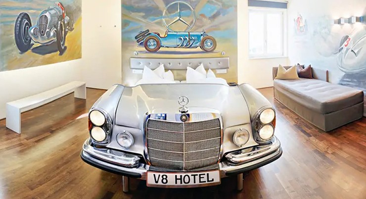 V8hotel.de, Đức: Khách sạn V8 có các bản sao ô tô và 10 phòng được trang trí theo văn hóa ô tô, chẳng hạn như tiệm rửa xe, rạp chiếu phim dành cho người lái xe và đường đua...
