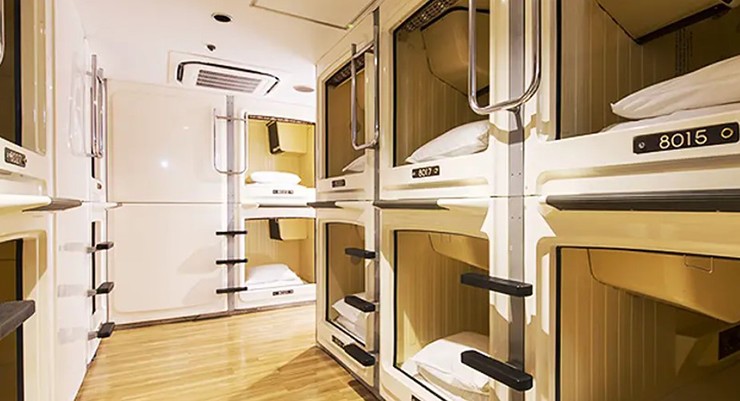 Shinjuku Kuyakusho-mae Capsule Hotel, Nhật Bản: Mỗi khách của khách sạn đều có khoang ngủ riêng cho mình, được trang bị giường và TV. Phòng tắm, phòng xông hơi khô, tủ để đồ và nhà hàng được sử dụng chung với những khách khác của khách sạn. Mỗi khoang ngủ cũng được trang bị ổ cắm điện và Wi-Fi. Hạn chế duy nhất của khách sạn là chỉ chấp nhận khách hàng nam. Nó có lẽ không phù hợp với nam giới có chiều cao trên 180cm.
