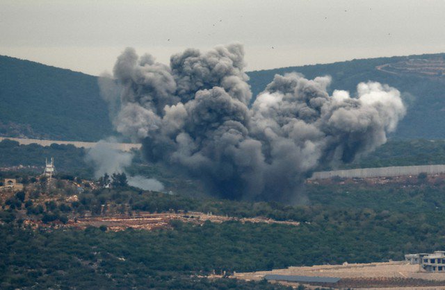 Khói bốc lên ở khu vực biên giới Lebanon với Israel ngày 12-1. Ảnh: Reuters