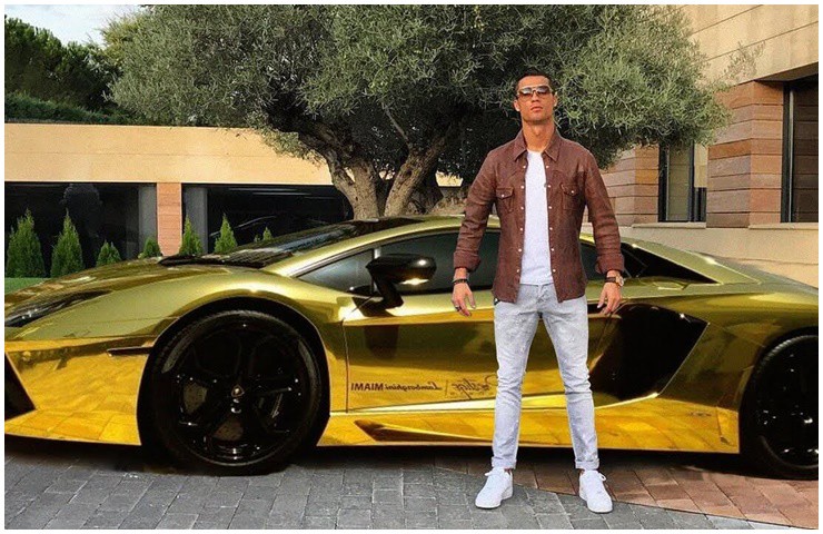 Có thể nói, CR7 không chỉ là ngôi sao trên sân cỏ mà anh còn là cái tên nổi bật trong làng thời trang.&nbsp;
