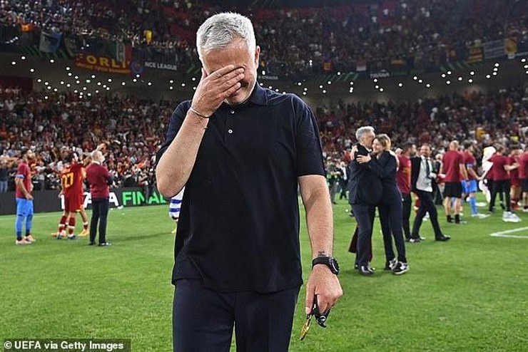 Mourinho nói lời gan ruột với fan Roma, lần đầu lên tiếng sau khi bị sa thải sốc - 2