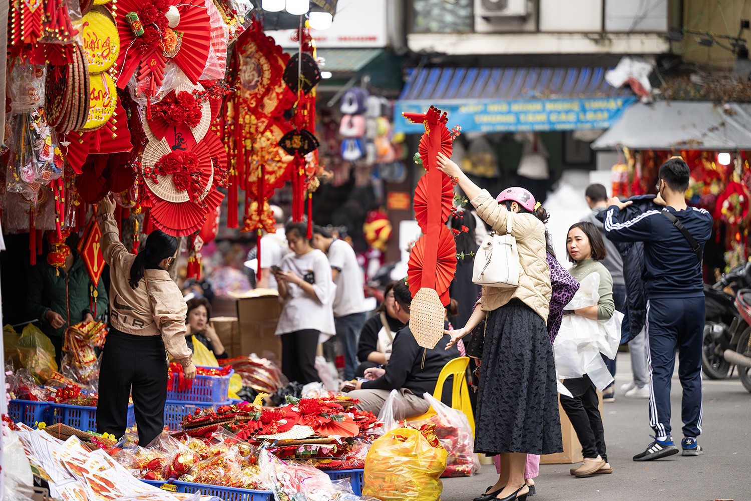 Chị Vân Anh (Đào Tấn, Hà Nội) cho biết: “Năm nào cũng vậy, cứ trước Tết một tháng là tôi lại lên đây sắm đồ trang trí Tết cho gia đình. Thời điểm này các mặt hàng còn phong phú và giá cả khá hợp lý, dễ lựa chọn hơn".