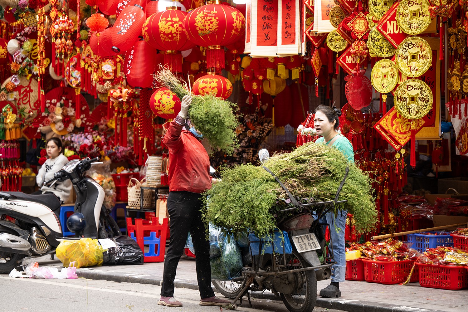 Thời điểm này, chúng ta cũng dễ bắt gặp hình ảnh những bó mùi già được bày bán trên con phố này. Ngày cuối năm, nhiều người có&nbsp;thói quen tắm nước cây mùi già để mong muốn gột rửa những điều không tốt&nbsp;trong năm cũ, mang theo hương thơm lá mùi già sang năm mới.