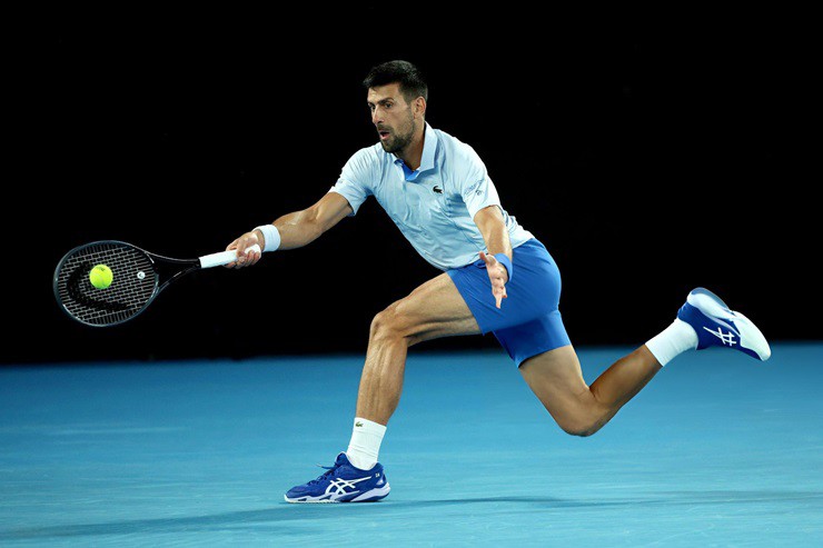 Djokovic&nbsp;vất vả đi tiếp